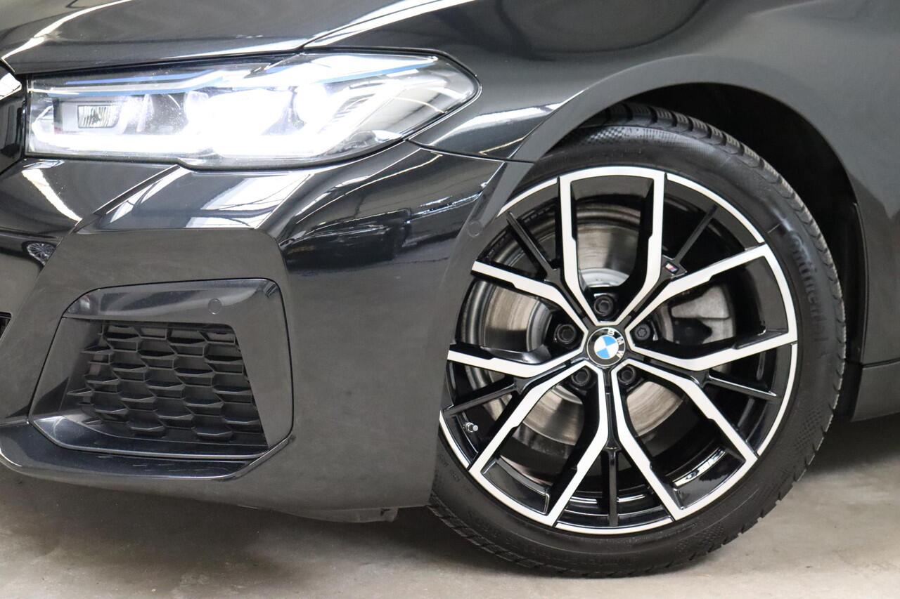 BMW 5-SERIE Touring 520i High Executive M Sport Pakket Automaat / Panoramadak / Trekhaak / Comfortstoelen / Laserlight / Adaptieve Cruise Control / Parkeerhulpsysteem / Hifi / Live Cockpit Professional / Shadow Line / Stoelverwarming / Extra Getint Glas