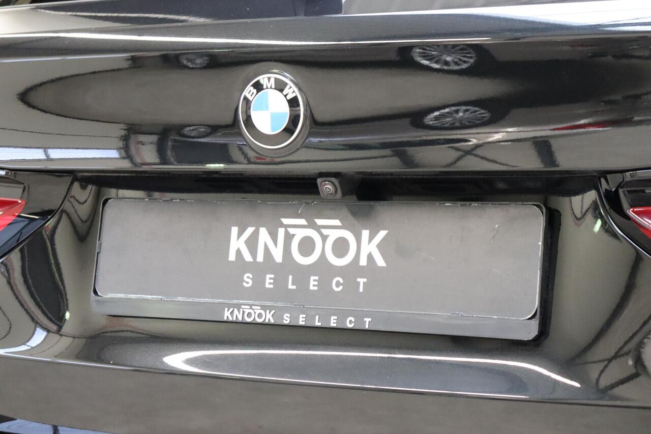 BMW 5-SERIE Touring 520i High Executive M Sport Pakket Automaat / Panoramadak / Trekhaak / Comfortstoelen / Laserlight / Adaptieve Cruise Control / Parkeerhulpsysteem / Hifi / Live Cockpit Professional / Shadow Line / Stoelverwarming / Extra Getint Glas