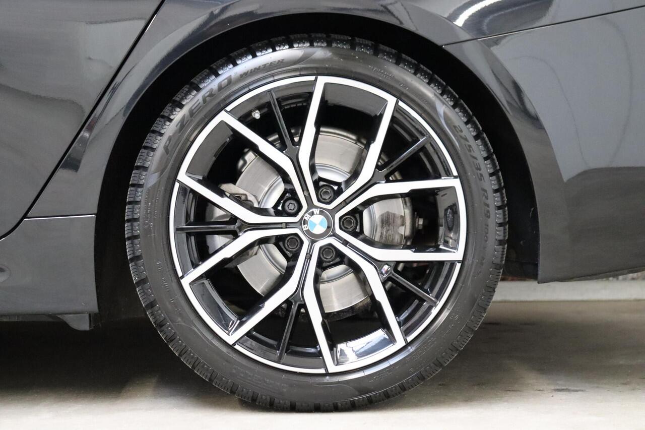 BMW 5-SERIE Touring 520i High Executive M Sport Pakket Automaat / Panoramadak / Trekhaak / Comfortstoelen / Laserlight / Adaptieve Cruise Control / Parkeerhulpsysteem / Hifi / Live Cockpit Professional / Shadow Line / Stoelverwarming / Extra Getint Glas