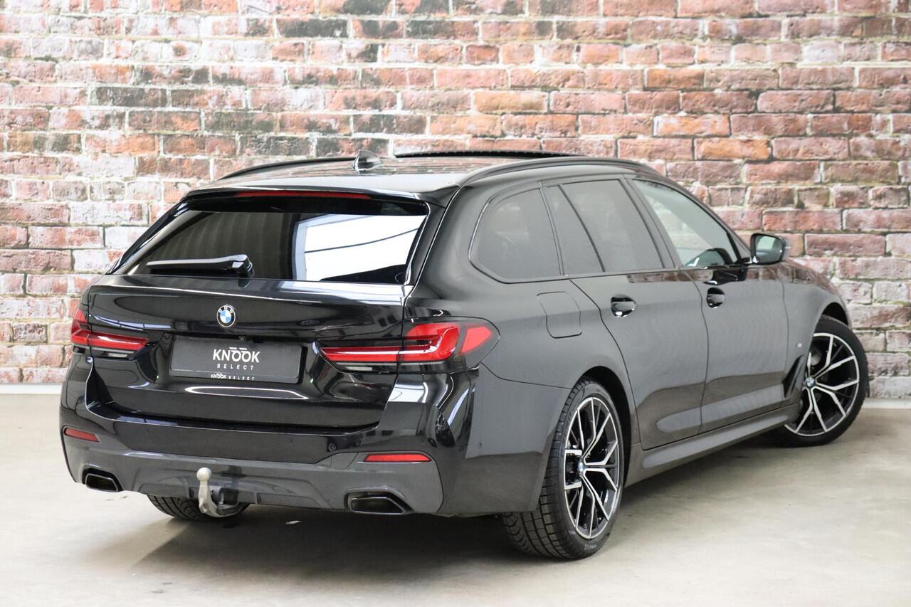 BMW 5-SERIE Touring 520i High Executive M Sport Pakket Automaat / Panoramadak / Trekhaak / Comfortstoelen / Laserlight / Adaptieve Cruise Control / Parkeerhulpsysteem / Hifi / Live Cockpit Professional / Shadow Line / Stoelverwarming / Extra Getint Glas