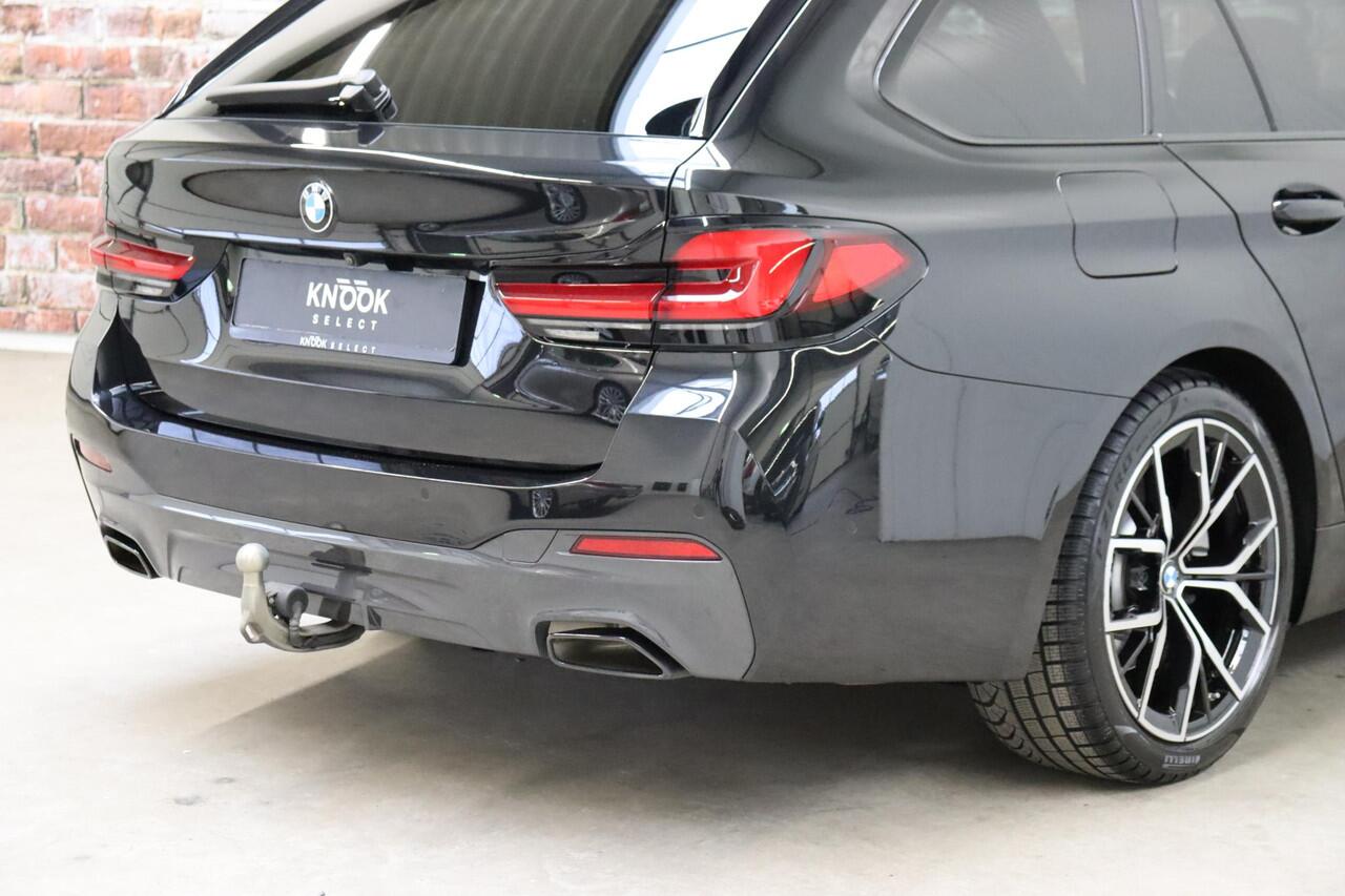 BMW 5-SERIE Touring 520i High Executive M Sport Pakket Automaat / Panoramadak / Trekhaak / Comfortstoelen / Laserlight / Adaptieve Cruise Control / Parkeerhulpsysteem / Hifi / Live Cockpit Professional / Shadow Line / Stoelverwarming / Extra Getint Glas