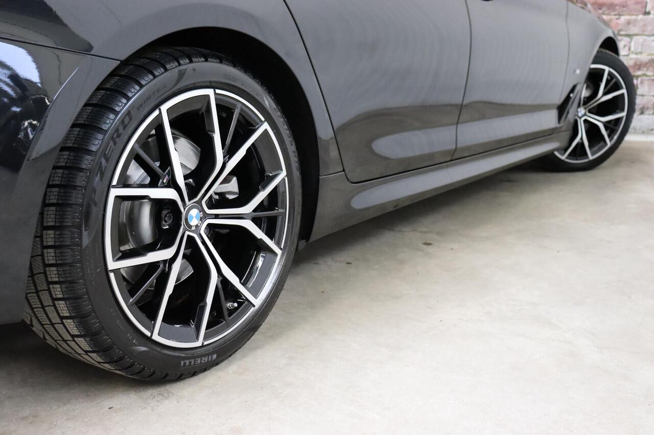 BMW 5-SERIE Touring 520i High Executive M Sport Pakket Automaat / Panoramadak / Trekhaak / Comfortstoelen / Laserlight / Adaptieve Cruise Control / Parkeerhulpsysteem / Hifi / Live Cockpit Professional / Shadow Line / Stoelverwarming / Extra Getint Glas