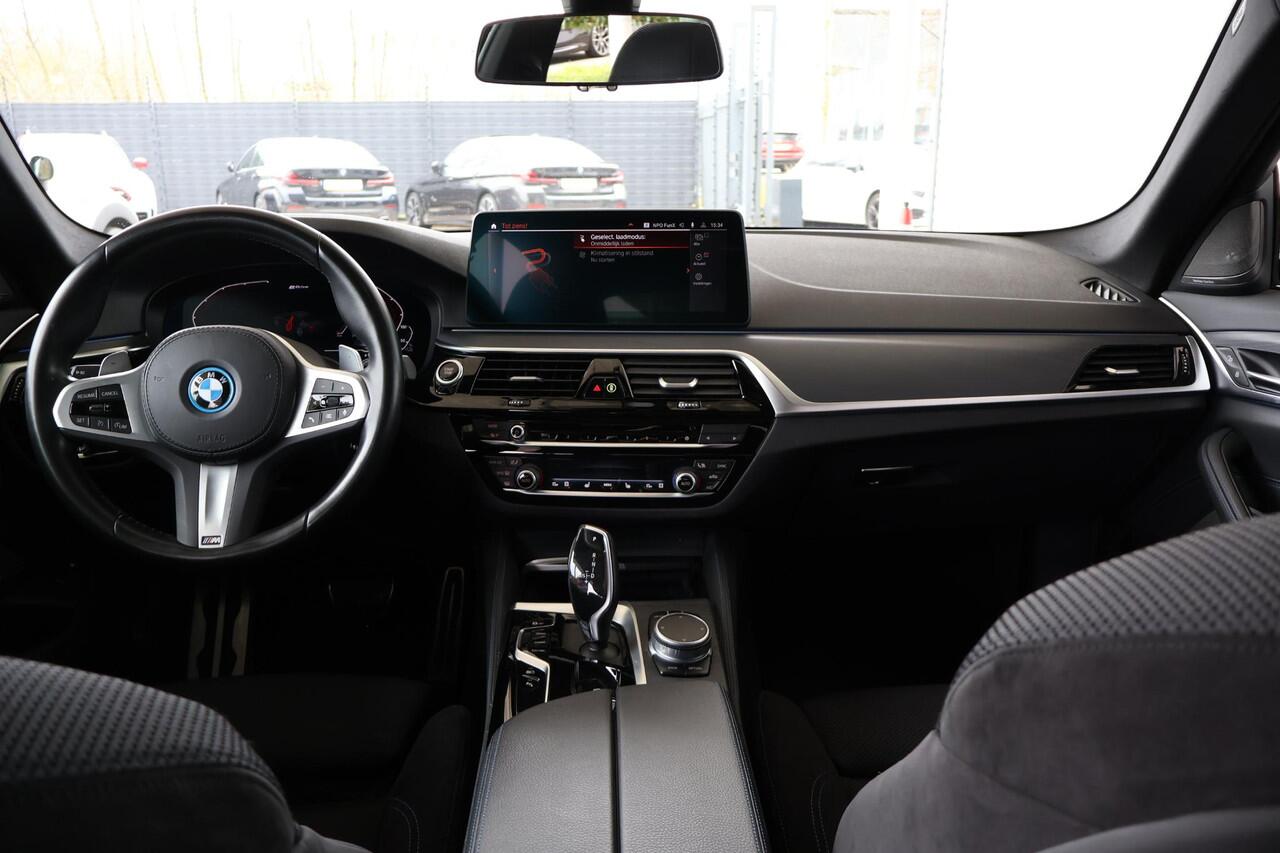BMW 5-SERIE 545e xDrive | M Sport | Panorama Dak | Stoelverwarming