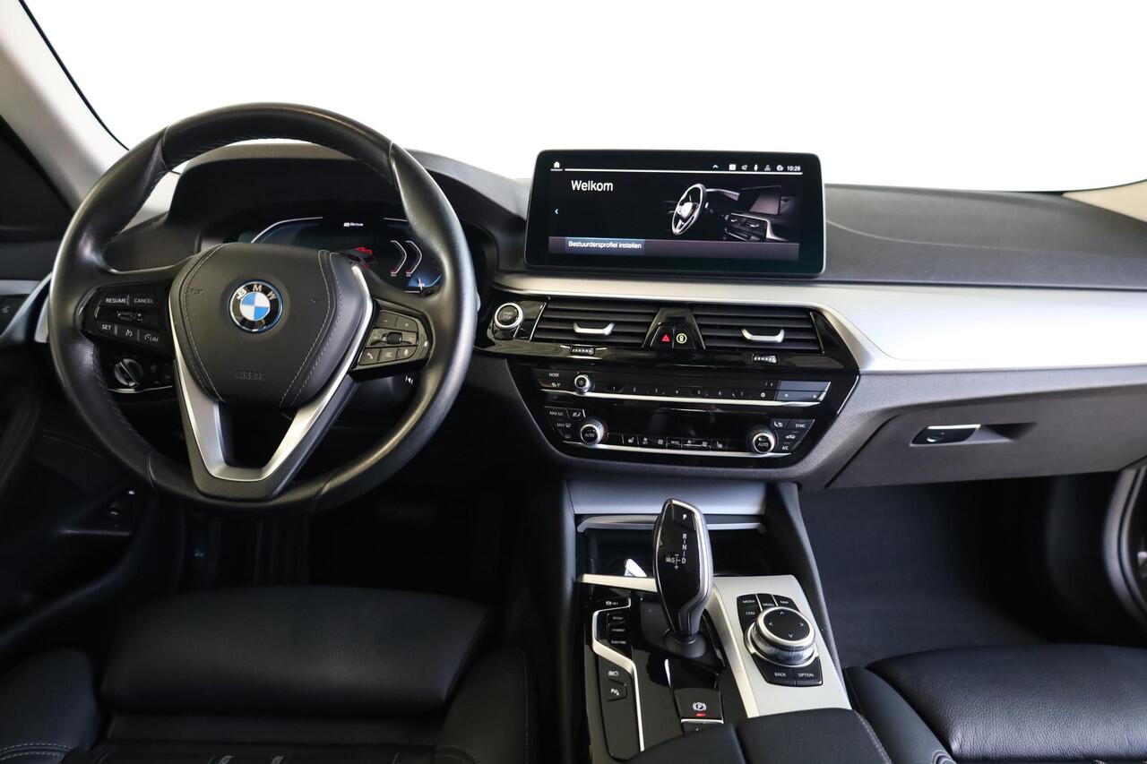 BMW 5-SERIE Touring 520e Business Edition Plus | Stoelverwarming | Trekhaak | Electrische stoelen | Apple Carplay/Android Auto