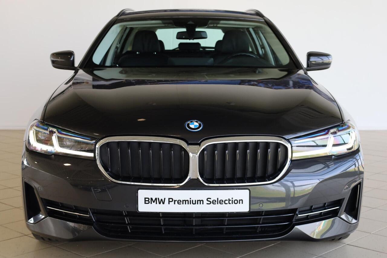 BMW 5-SERIE Touring 520e Business Edition Plus | Stoelverwarming | Trekhaak | Electrische stoelen | Apple Carplay/Android Auto