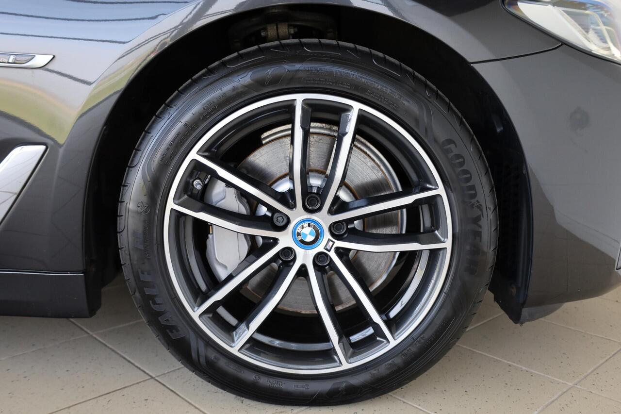 BMW 5-SERIE Touring 520e Business Edition Plus | Stoelverwarming | Trekhaak | Electrische stoelen | Apple Carplay/Android Auto