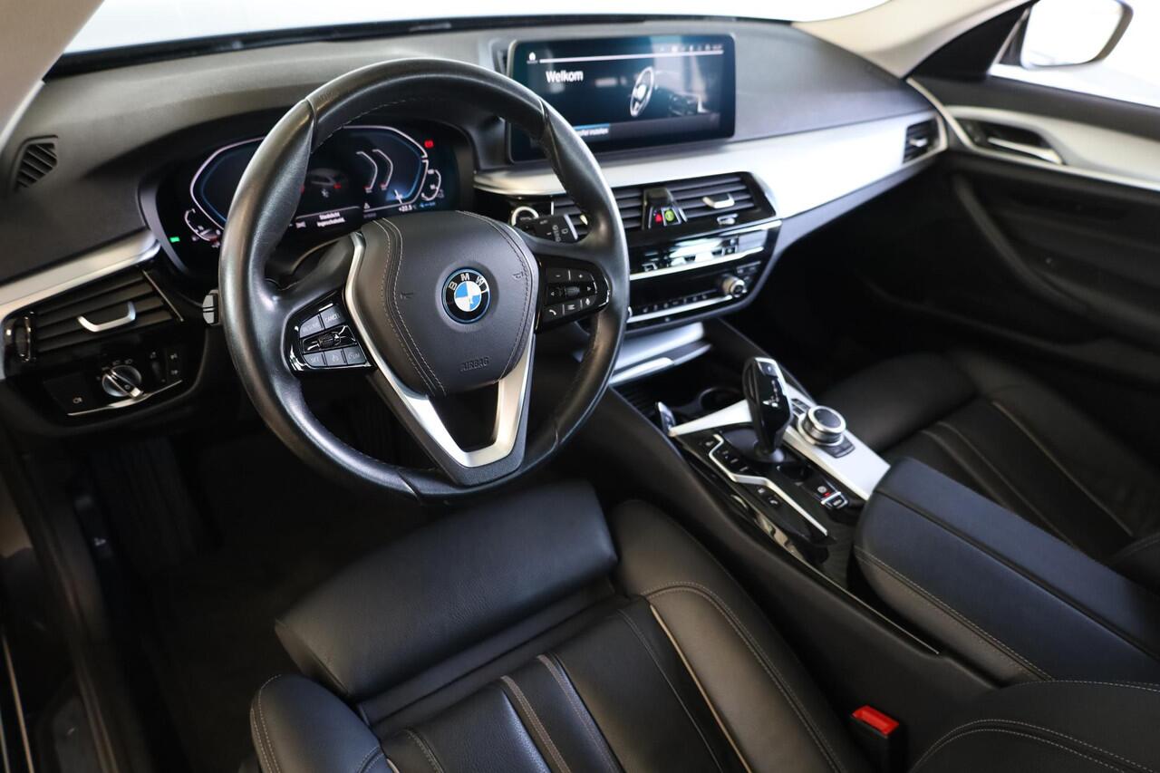 BMW 5-SERIE Touring 520e Business Edition Plus | Stoelverwarming | Trekhaak | Electrische stoelen | Apple Carplay/Android Auto