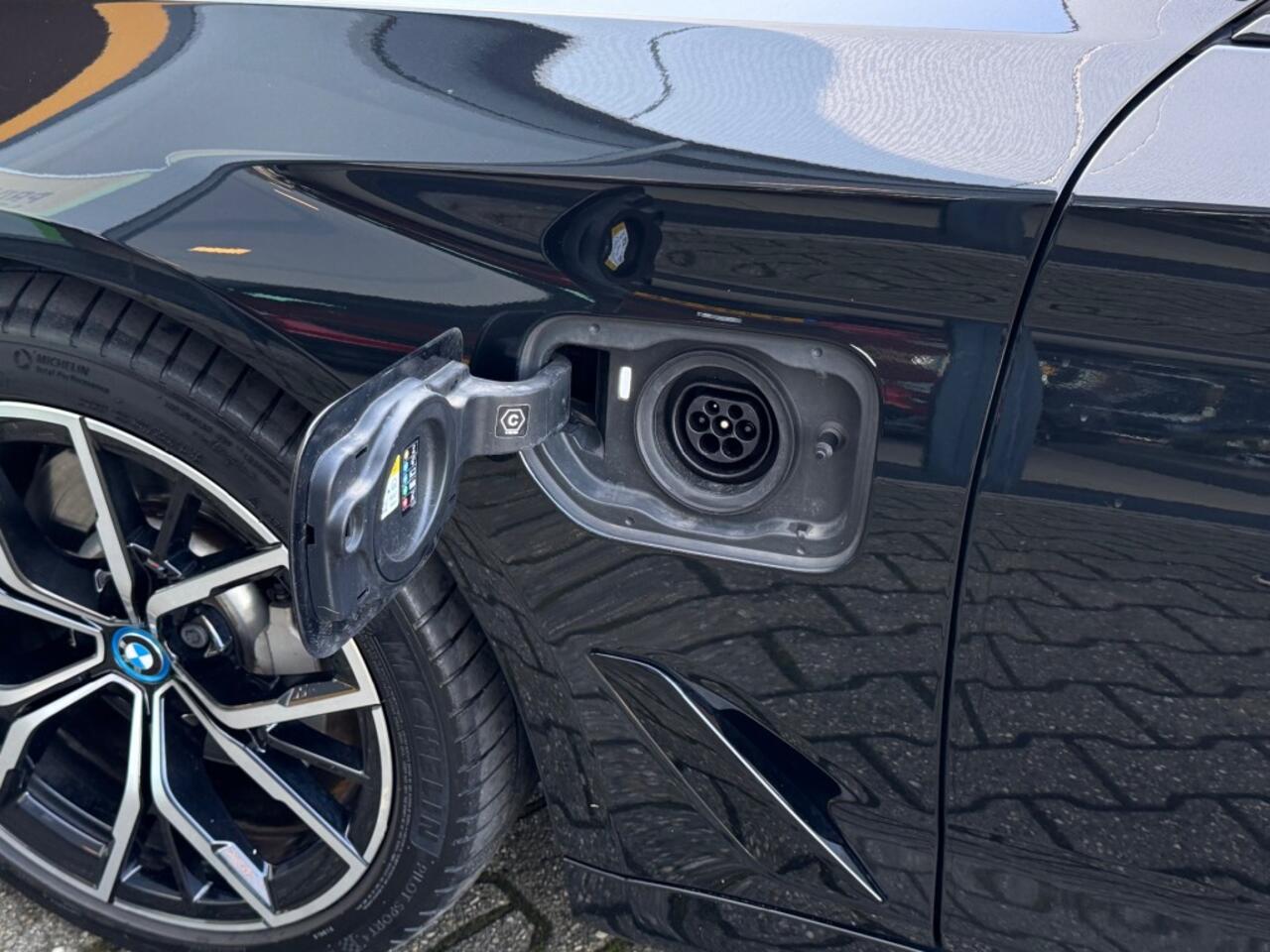 BMW 5-SERIE 530e M Sport - Pan dak - Laser LED - stoel/st verwarming - electr trekhaak