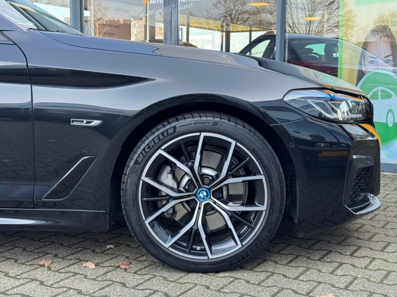 BMW 5-SERIE 530e M Sport - Pan dak - Laser LED - stoel/st verwarming - electr trekhaak