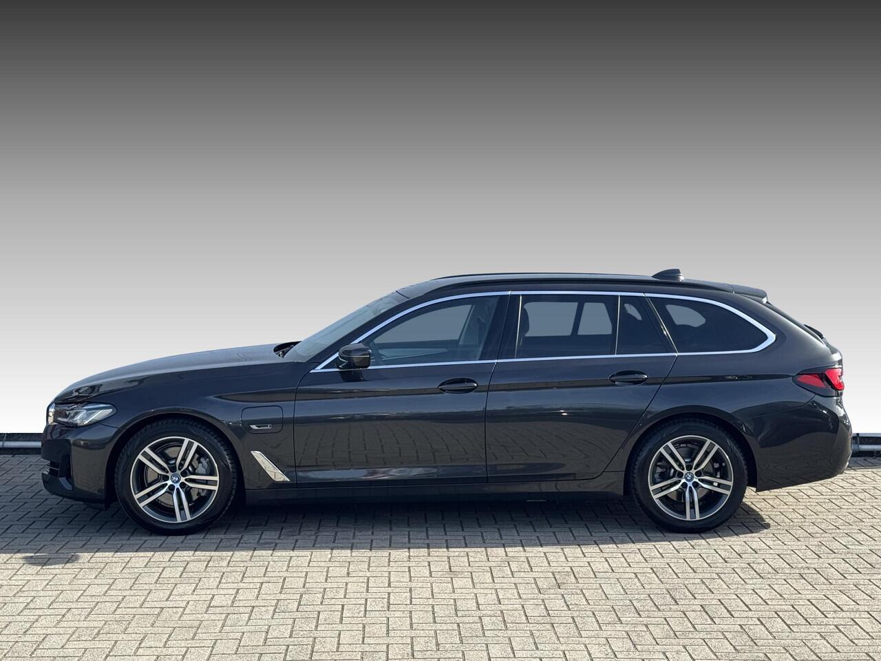 BMW 5-SERIE Touring 520e Business Edition Plus NL-AUTO | LEDER | PDC