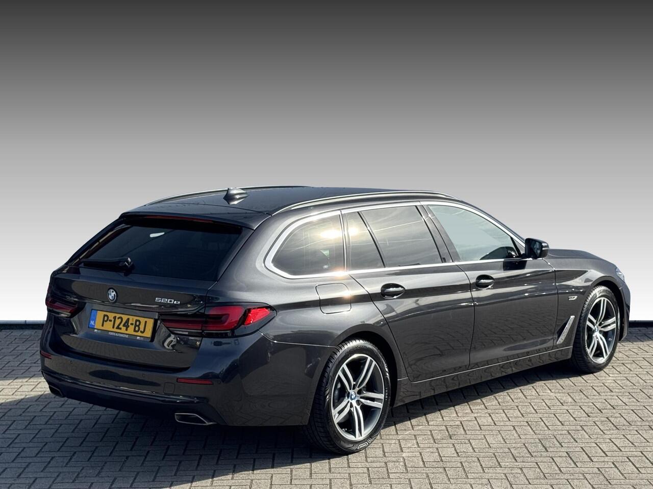 BMW 5-SERIE Touring 520e Business Edition Plus NL-AUTO | LEDER | PDC
