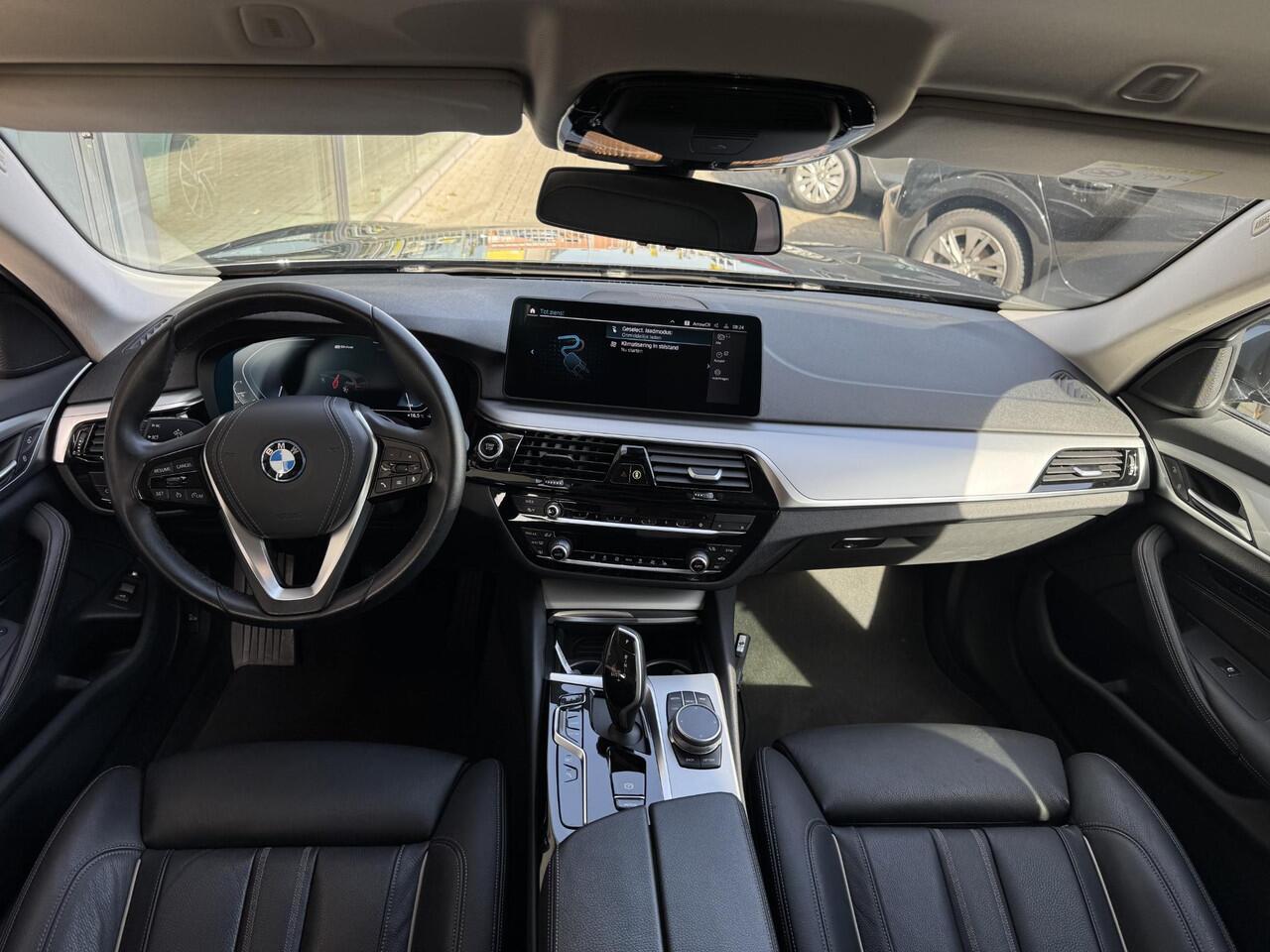 BMW 5-SERIE Touring 520e Business Edition Plus NL-AUTO | LEDER | PDC