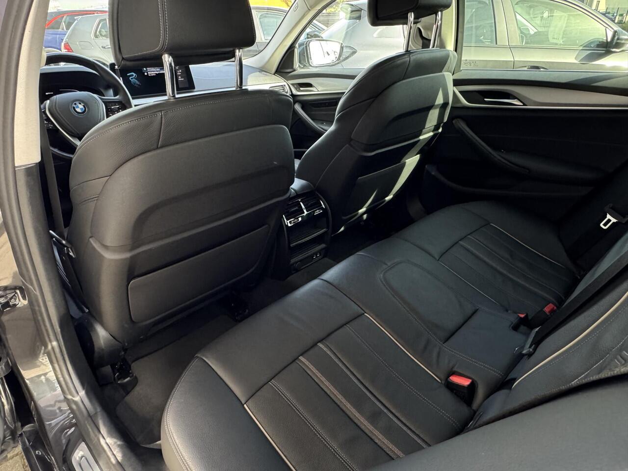 BMW 5-SERIE Touring 520e Business Edition Plus NL-AUTO | LEDER | PDC