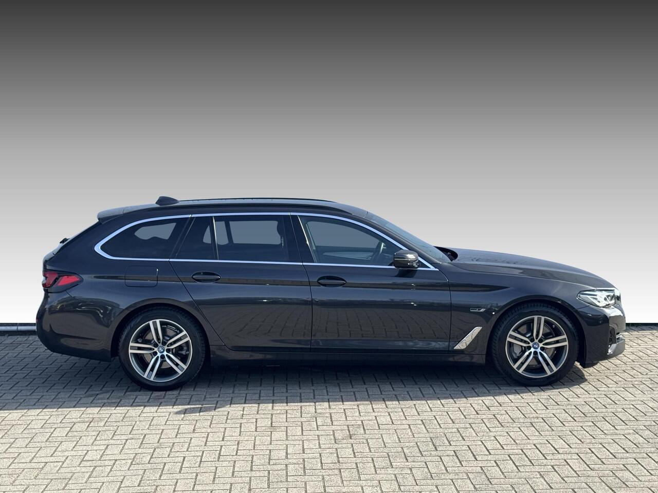 BMW 5-SERIE Touring 520e Business Edition Plus NL-AUTO | LEDER | PDC