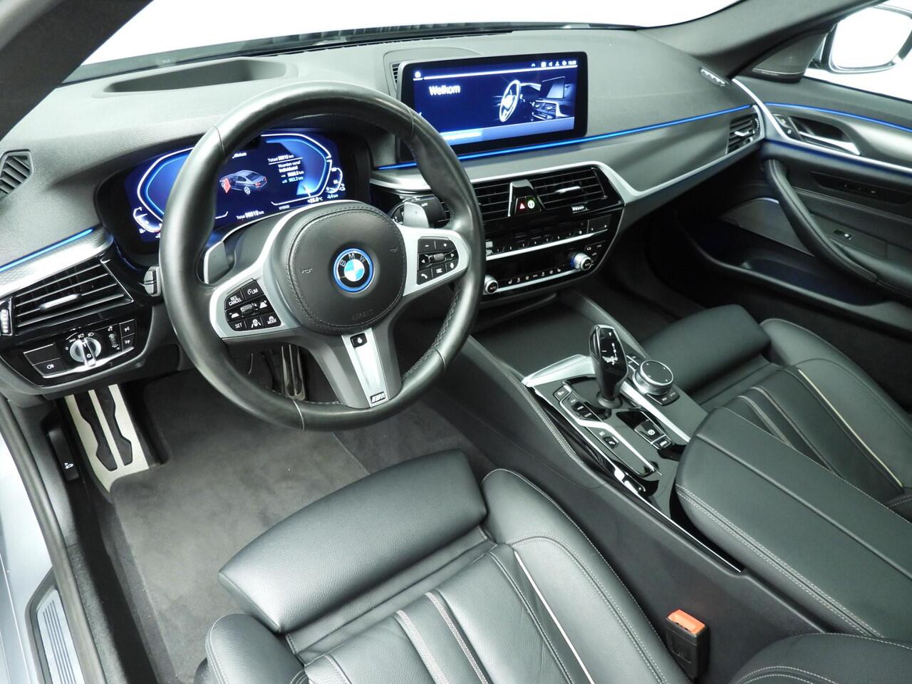 BMW 5-SERIE Sedan 530e | M-Sportpakket | LED | Leder | HUD | Schuifdak | Trekhaak | Active cruise | DAB | Harman-kardon sound | Alu 20 inch