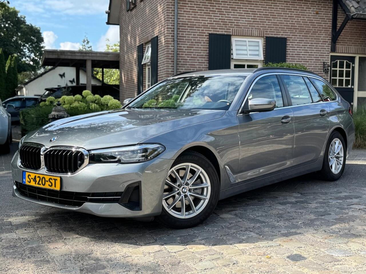 BMW 5-SERIE 520 i Touring autom 184pk Bns Edition Plus ecc,navigatie,led,leer,sportstoel,lmv,pdc