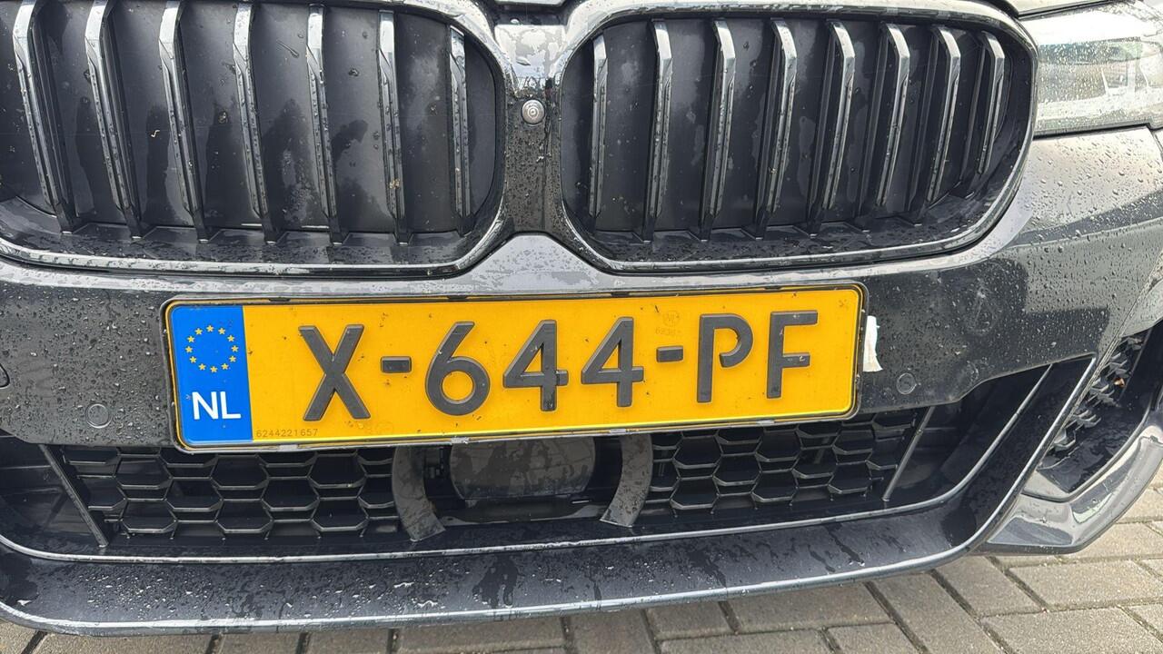 BMW 5-SERIE Touring 530e xDrive Business Edition Plus LASER KOPLAMPEN | HEAD-UP DISPLAY | PANORAMADAK | M-SPORT INTERIEUR | 360 CAMERA | WEGKLAPBARE TREKHAAK | DODEHOEK DETECTIE | ELEKTRISCHE STOELEN | STOEL/STUUR VERWARMING | FABRIEKSGARANTIE TOT MEI 2026 | NEDERLAN