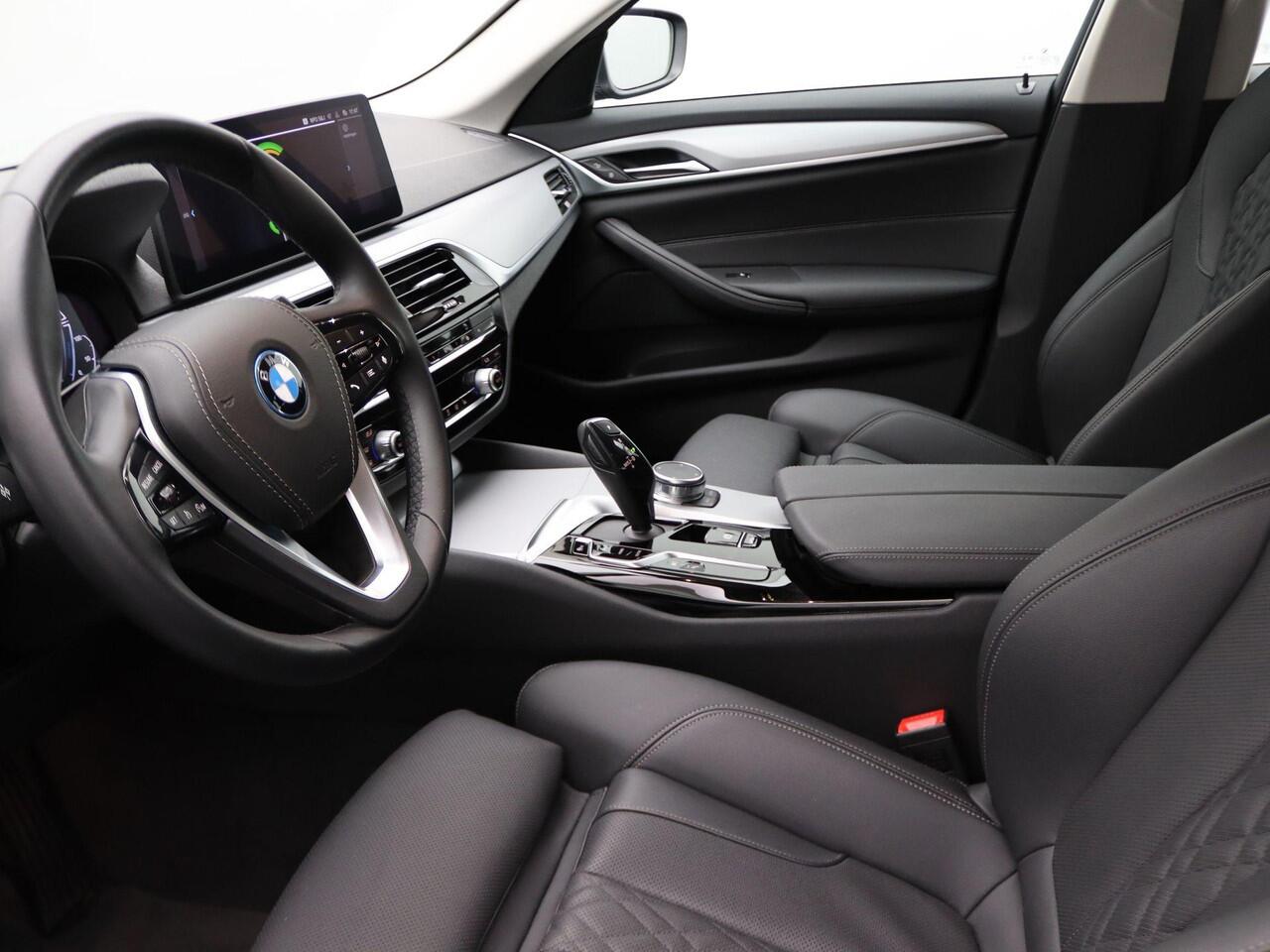 BMW 5-SERIE Touring 530e High Executive | Sportstoelen | Live Cockpit Prof | 18"