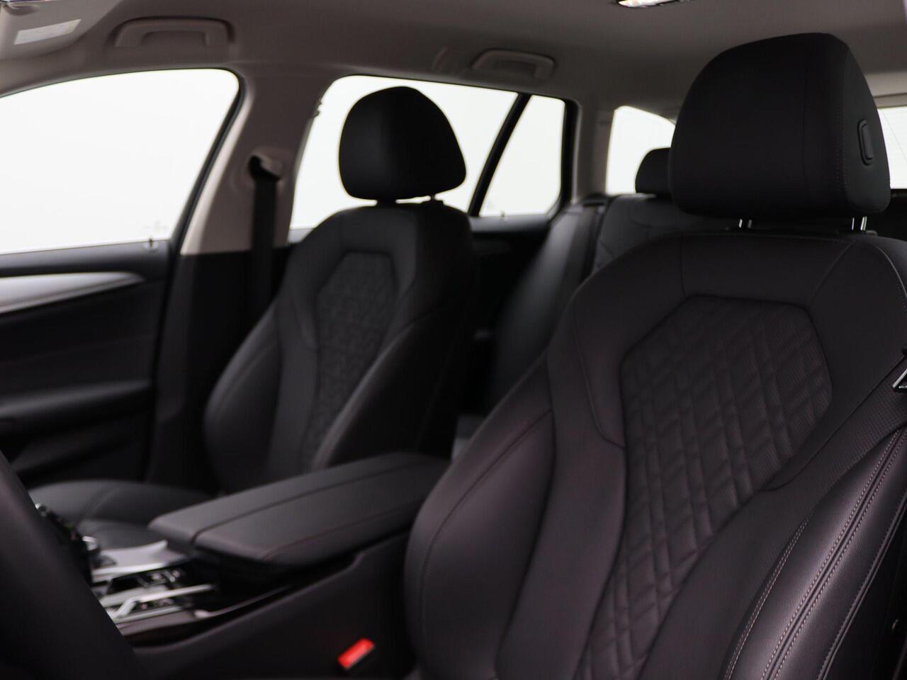 BMW 5-SERIE Touring 530e High Executive | Sportstoelen | Live Cockpit Prof | 18"