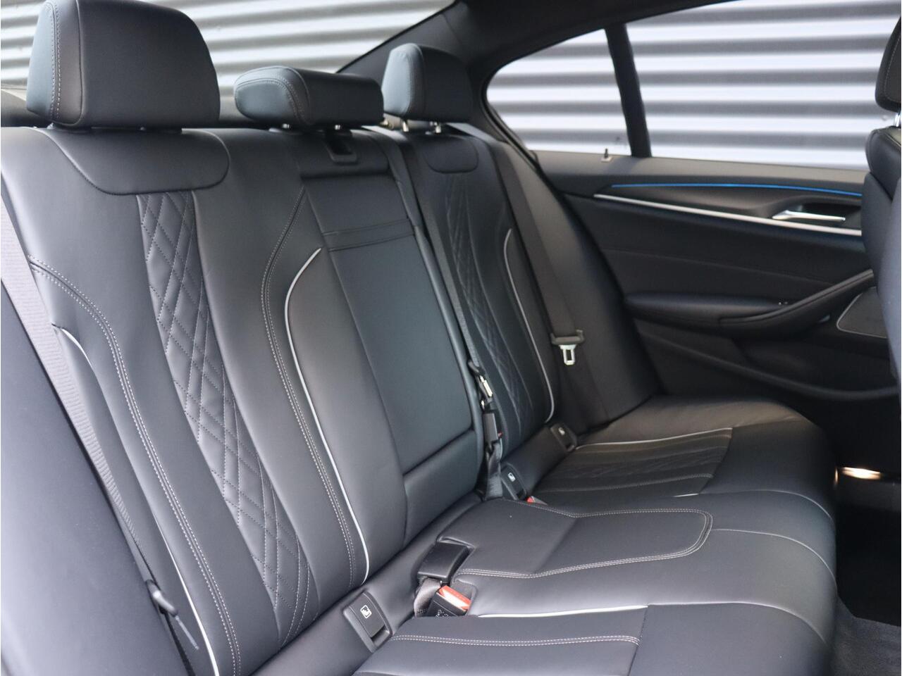 BMW 5-SERIE 530e | High Executive | M Sportpakket | Panodak | Harman Kardon | Head-Up | Driving Assistant | Parking Pack | Stuurwiel Verwarming | 20'' LMV Individual