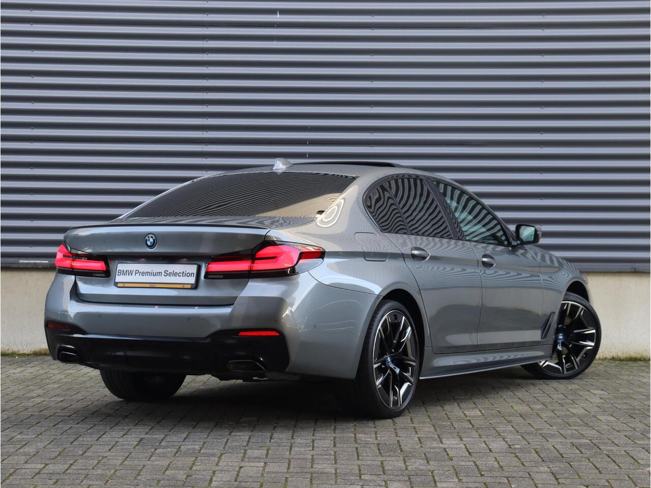 BMW 5-SERIE 530e | High Executive | M Sportpakket | Panodak | Harman Kardon | Head-Up | Driving Assistant | Parking Pack | Stuurwiel Verwarming | 20'' LMV Individual