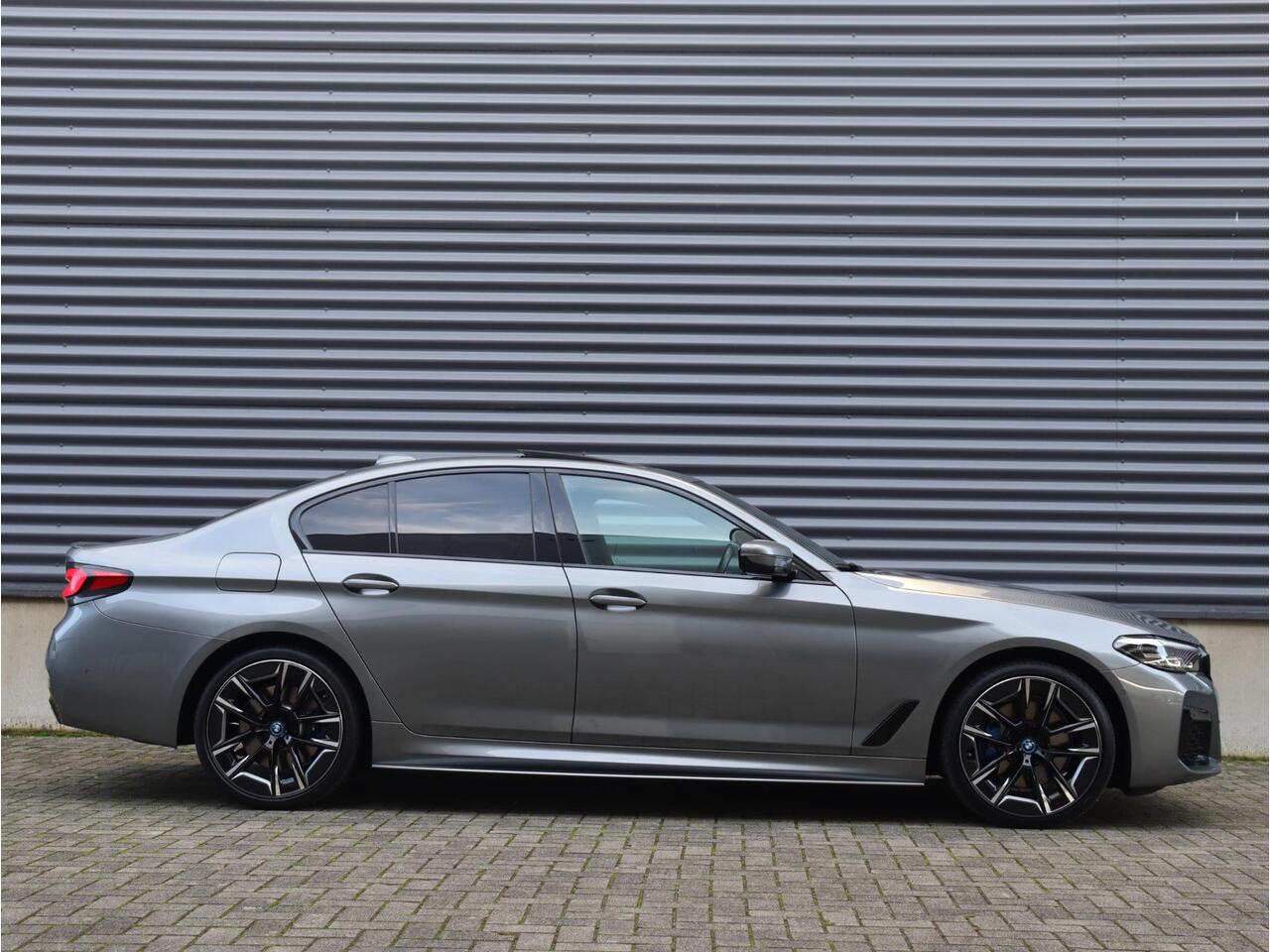 BMW 5-SERIE 530e | High Executive | M Sportpakket | Panodak | Harman Kardon | Head-Up | Driving Assistant | Parking Pack | Stuurwiel Verwarming | 20'' LMV Individual