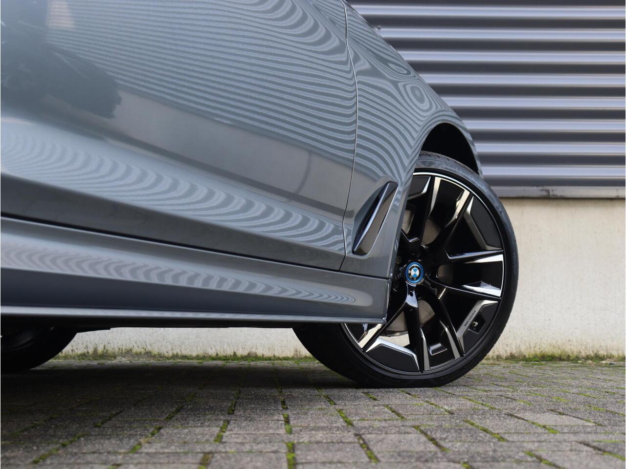 BMW 5-SERIE 530e | High Executive | M Sportpakket | Panodak | Harman Kardon | Head-Up | Driving Assistant | Parking Pack | Stuurwiel Verwarming | 20'' LMV Individual