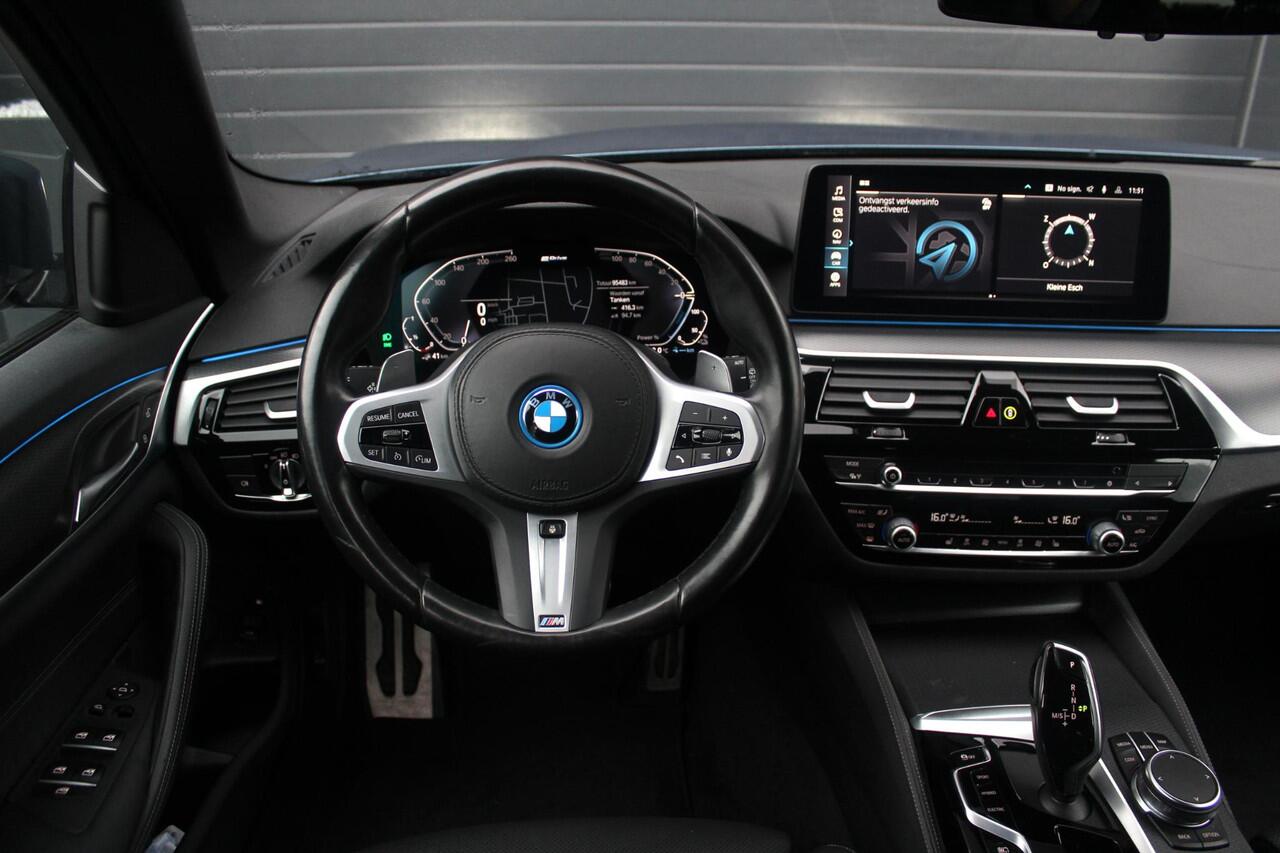BMW 5-SERIE Touring 530e M-Sport | Stuur en Stoelverwarming | Sfeerverlichting