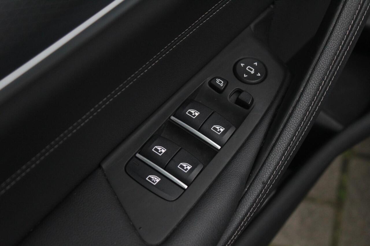 BMW 5-SERIE Touring 530e M-Sport | Stuur en Stoelverwarming | Sfeerverlichting