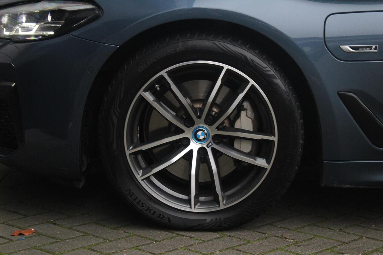 BMW 5-SERIE Touring 530e M-Sport | Stuur en Stoelverwarming | Sfeerverlichting