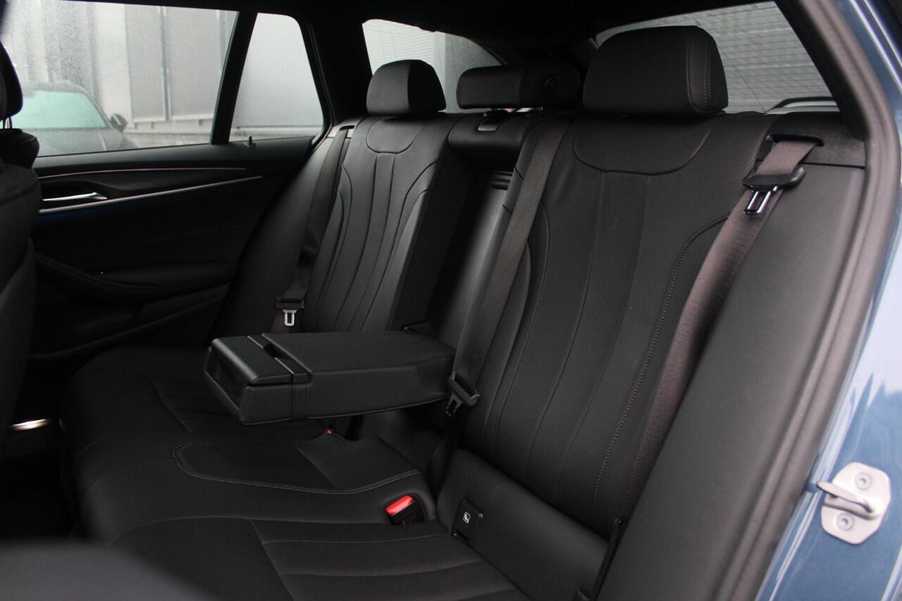 BMW 5-SERIE Touring 530e M-Sport | Stuur en Stoelverwarming | Sfeerverlichting