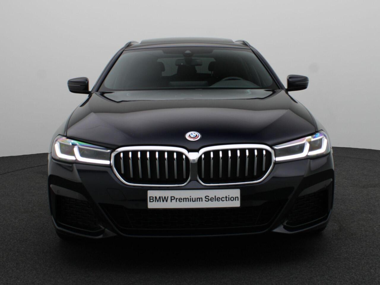 BMW 5-SERIE Touring 530e High Executive | M Sportpakket | Parking Pack | Trekhaak | Panoramadak | Laserlight | 18''