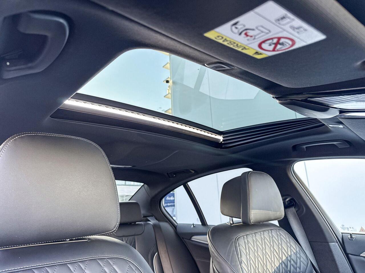 BMW 5-SERIE Sedan 545e xDrive High Executive / Glazen Schuifdak / Harman Kardon / Head-Up / Co-Pilot / Parking Assistant Plus / Comfort Acces / Stuurwielrand verwarming / 20 Inch