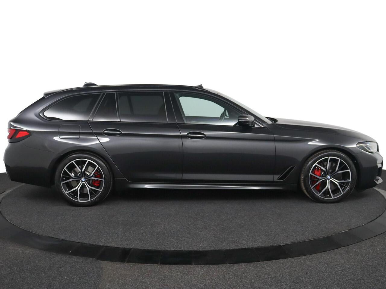 BMW 5-SERIE Touring 540i xDrive Business Edition Plus | M-Sportpakket | Schuifkanteldak | Driving Assistant Proffesional