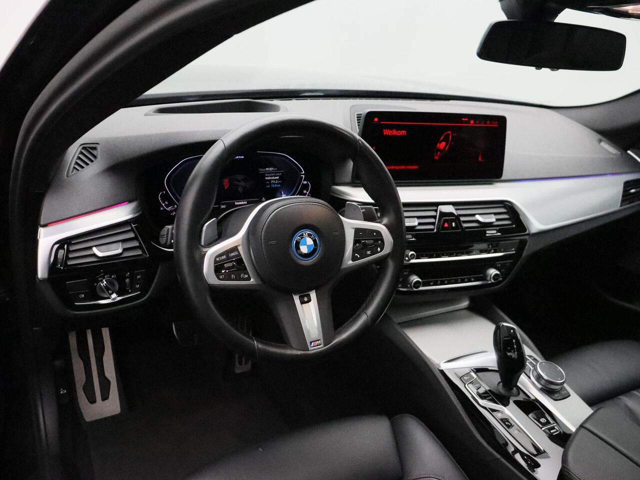 BMW 5-SERIE Sedan 530e M Sportpakket | Comfortstoelen | Stuurverwarming | Head-Up Display | Harman Kardon | 20"
