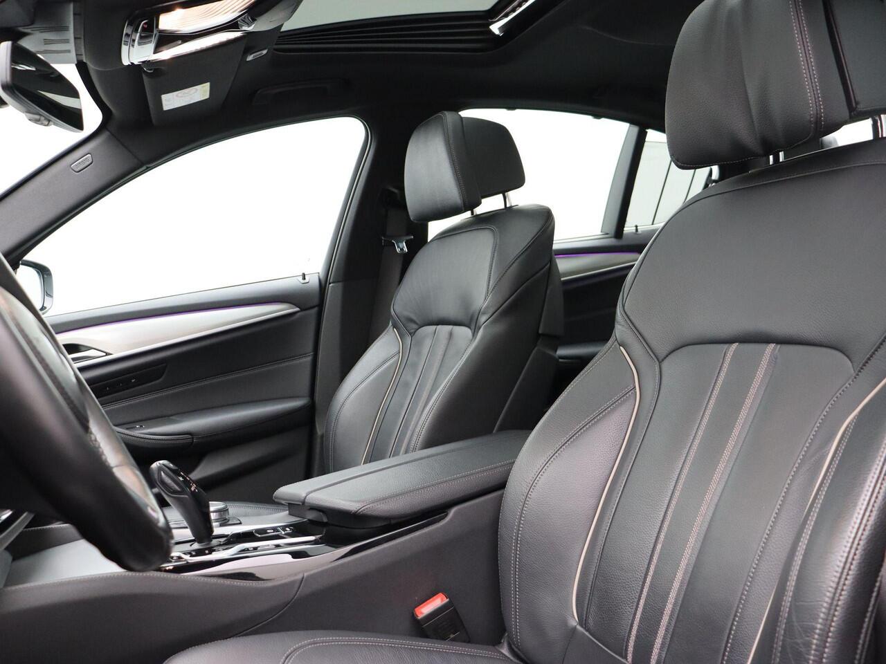 BMW 5-SERIE Sedan 530e M Sportpakket | Comfortstoelen | Stuurverwarming | Head-Up Display | Harman Kardon | 20"
