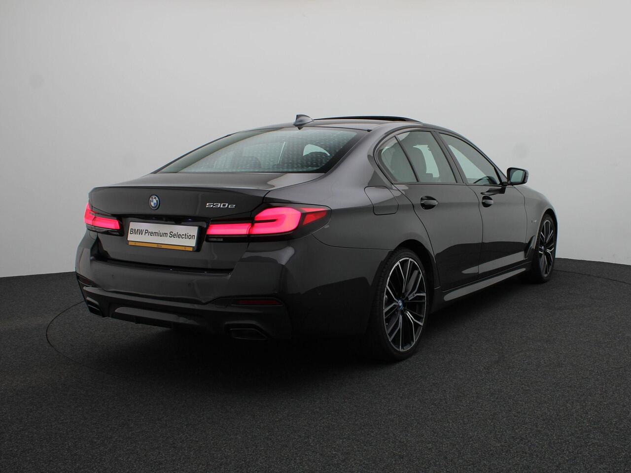 BMW 5-SERIE Sedan 530e M Sportpakket | Comfortstoelen | Stuurverwarming | Head-Up Display | Harman Kardon | 20"