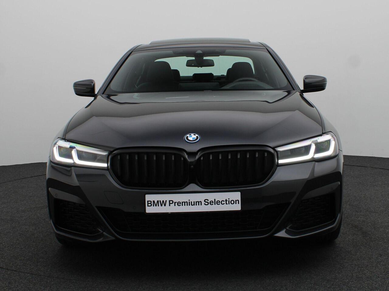 BMW 5-SERIE Sedan 530e M Sportpakket | Comfortstoelen | Stuurverwarming | Head-Up Display | Harman Kardon | 20"
