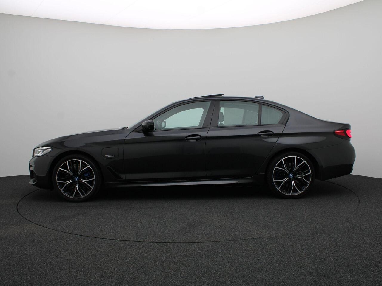 BMW 5-SERIE Sedan 530e M Sportpakket | Comfortstoelen | Stuurverwarming | Head-Up Display | Harman Kardon | 20"