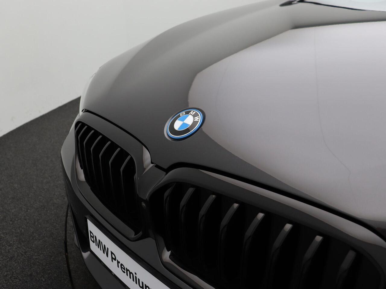 BMW 5-SERIE Sedan 530e M Sportpakket | Comfortstoelen | Stuurverwarming | Head-Up Display | Harman Kardon | 20"