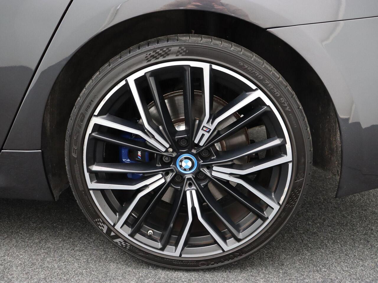 BMW 5-SERIE Sedan 530e M Sportpakket | Comfortstoelen | Stuurverwarming | Head-Up Display | Harman Kardon | 20"