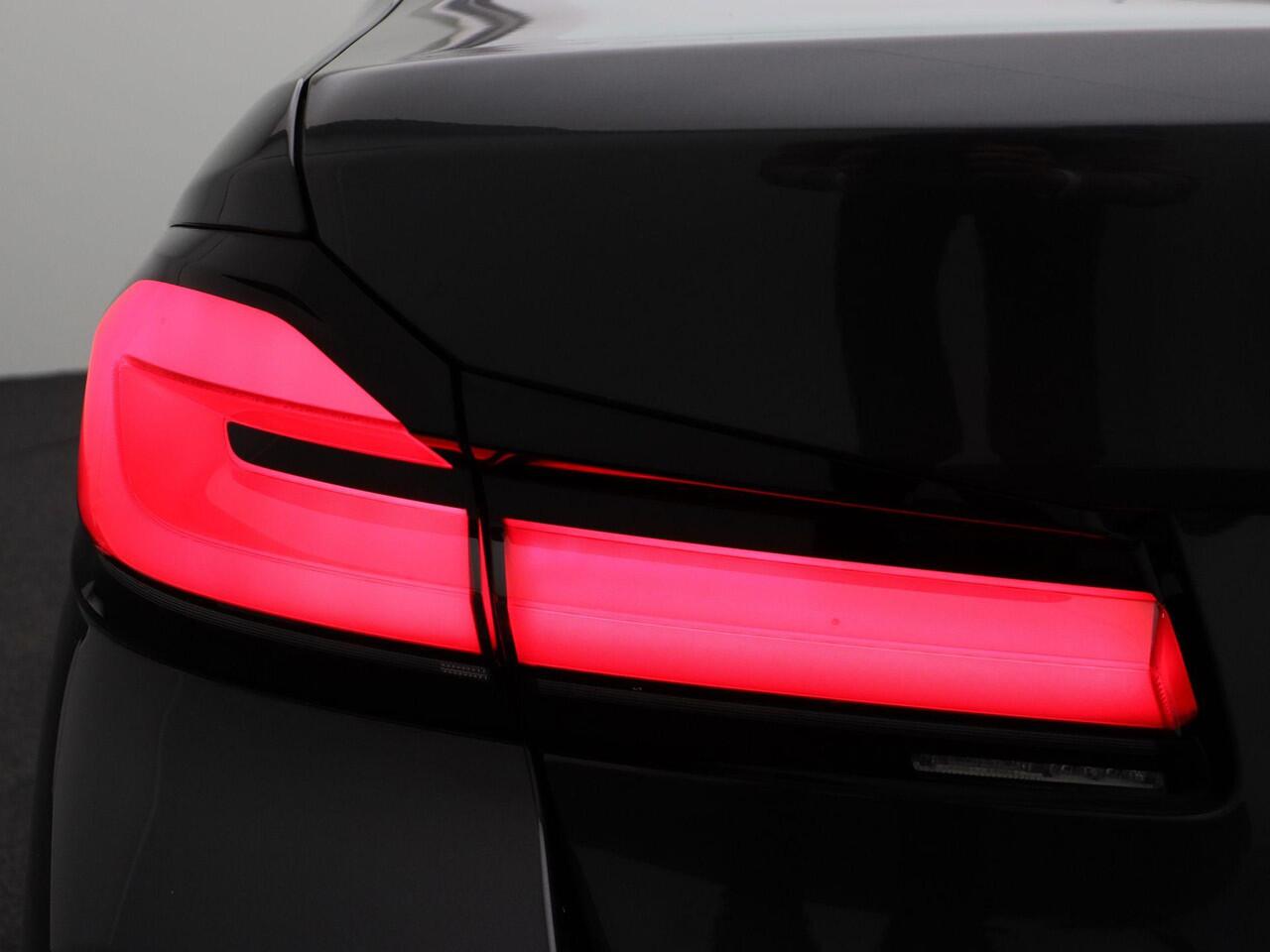 BMW 5-SERIE Sedan 530e M Sportpakket | Comfortstoelen | Stuurverwarming | Head-Up Display | Harman Kardon | 20"