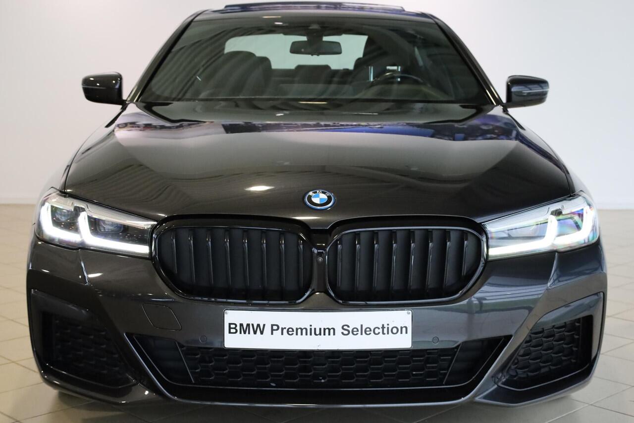 BMW 5-SERIE 530e | M Sport | Comfortstoelen | Panorama Dak | Stuurverwarming