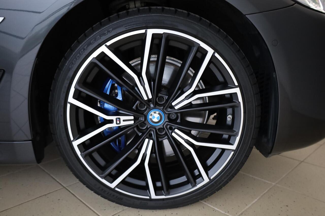 BMW 5-SERIE 530e | M Sport | Comfortstoelen | Panorama Dak | Stuurverwarming