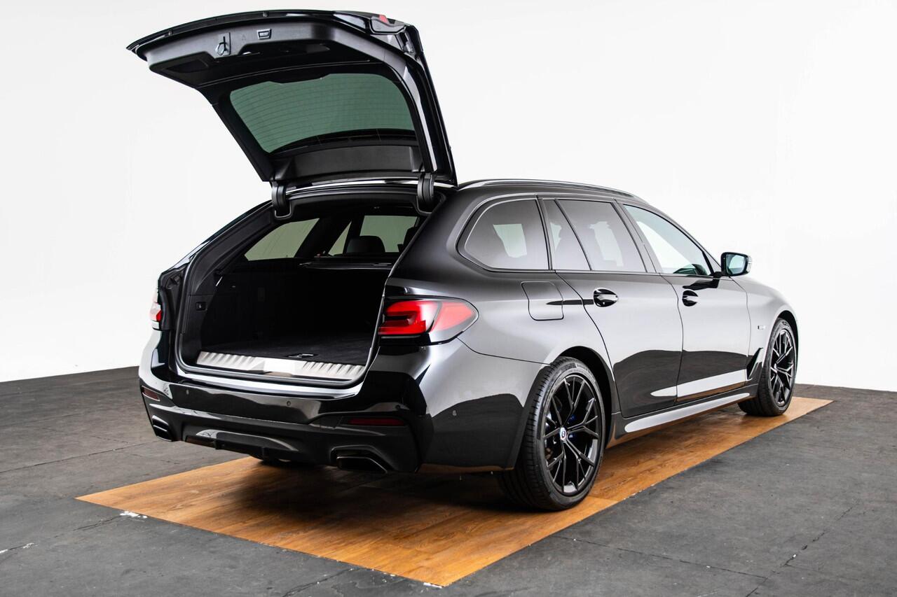 BMW 5-SERIE Touring 530e xDrive M Sport - Trekhaak - Panoramdak - Multifunctionele voorstoelen - Driving Assistant Professional - Head up - Harman Kardon - Verwarmde voor/achter stoelen - BMW Laserlight -