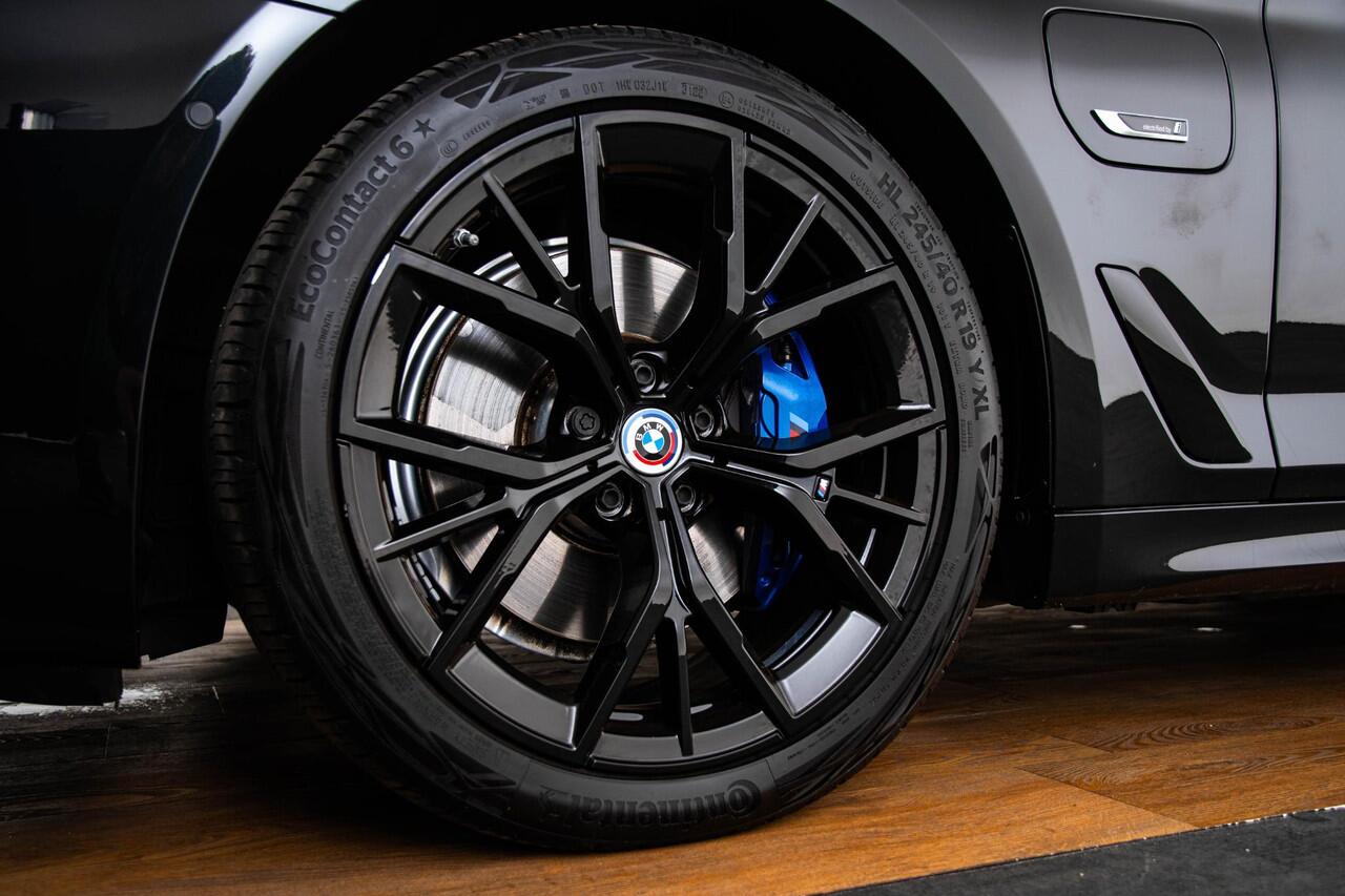 BMW 5-SERIE Touring 530e xDrive M Sport - Trekhaak - Panoramdak - Multifunctionele voorstoelen - Driving Assistant Professional - Head up - Harman Kardon - Verwarmde voor/achter stoelen - BMW Laserlight -