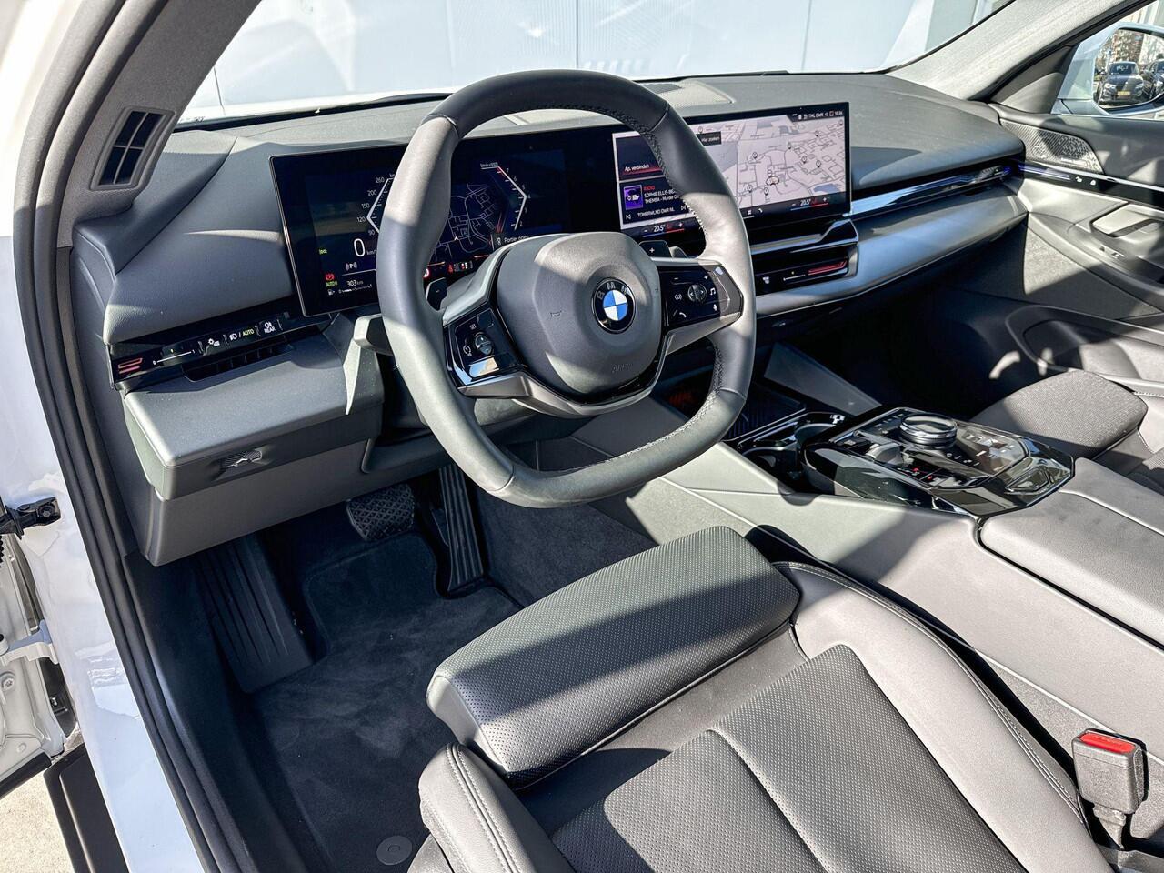 BMW 5-SERIE Sedan 520i Harman Kardon audio / Driving Assistant / Stoelverwarming / Achteruitrij Camera