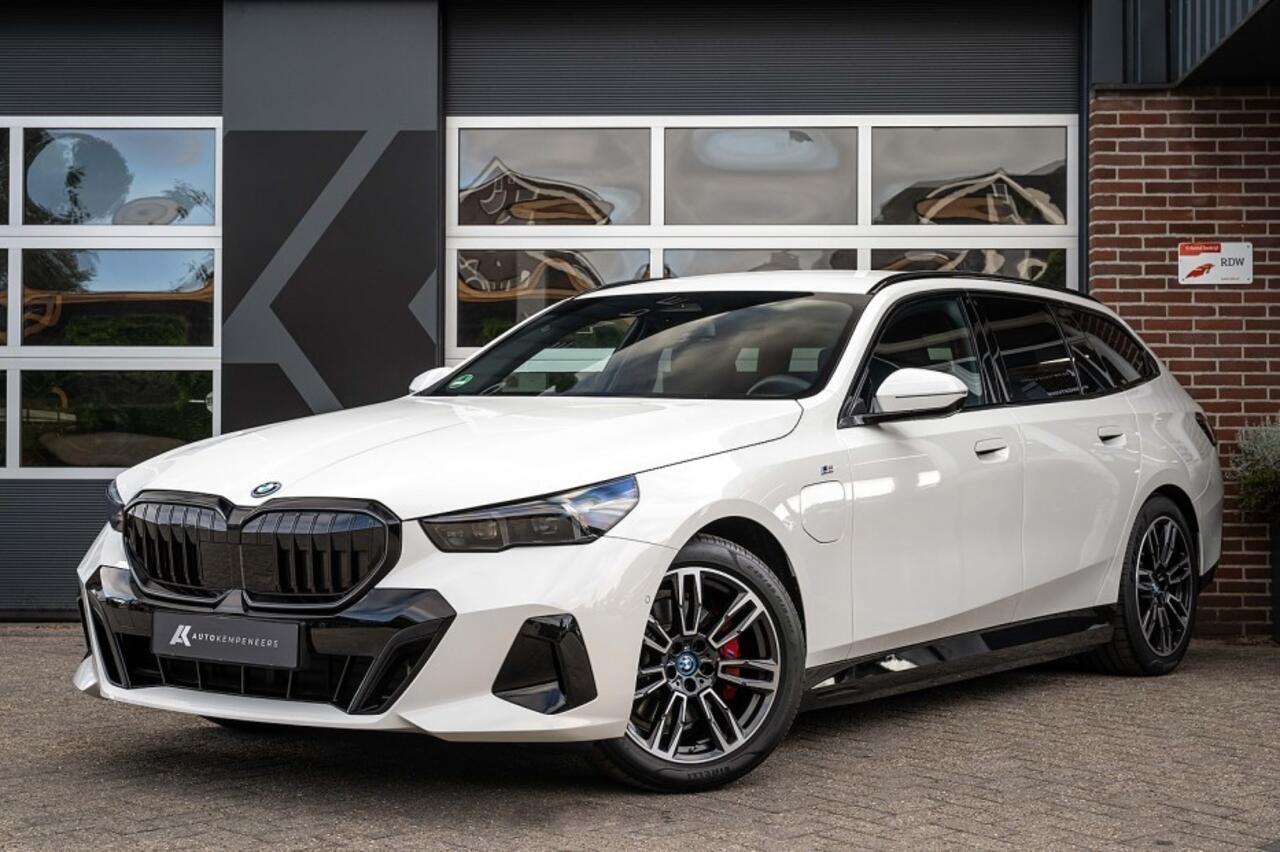 BMW 5-SERIE 530e M Sport Pro | Shadow | Harman/Kardon | Driving Ass. Plus | Trekhaak | Iconic Glow | 19' Inch |