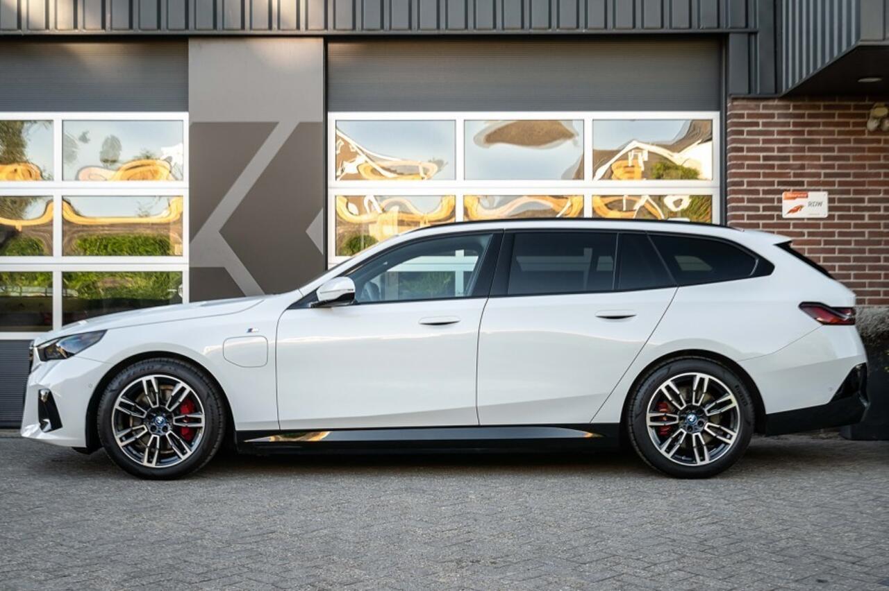BMW 5-SERIE 530e M Sport Pro | Shadow | Harman/Kardon | Driving Ass. Plus | Trekhaak | Iconic Glow | 19' Inch |