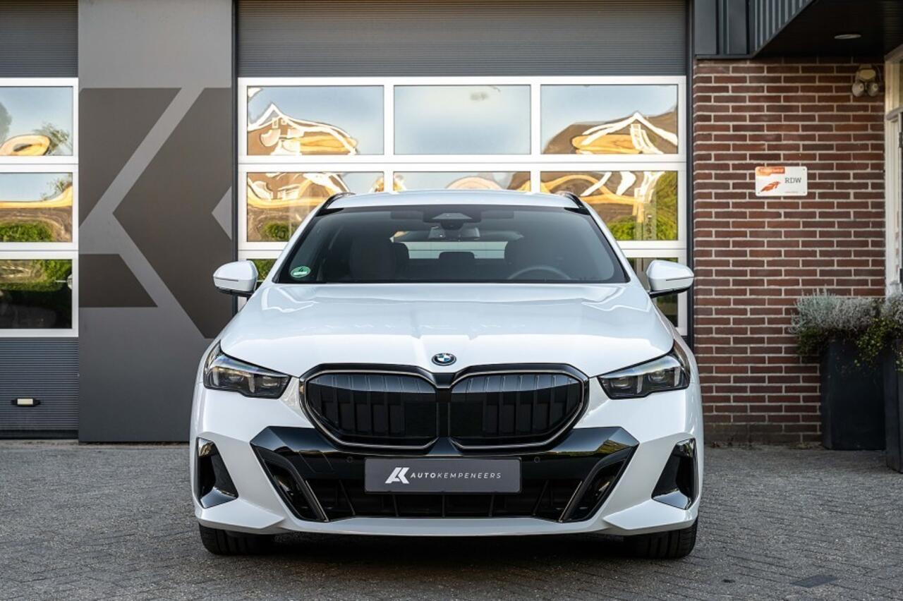 BMW 5-SERIE 530e M Sport Pro | Shadow | Harman/Kardon | Driving Ass. Plus | Trekhaak | Iconic Glow | 19' Inch |